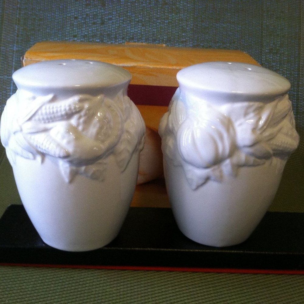 Cooks Club ~ Quality & Design ~ Ceramic Salt & Pepper Shakers Set
